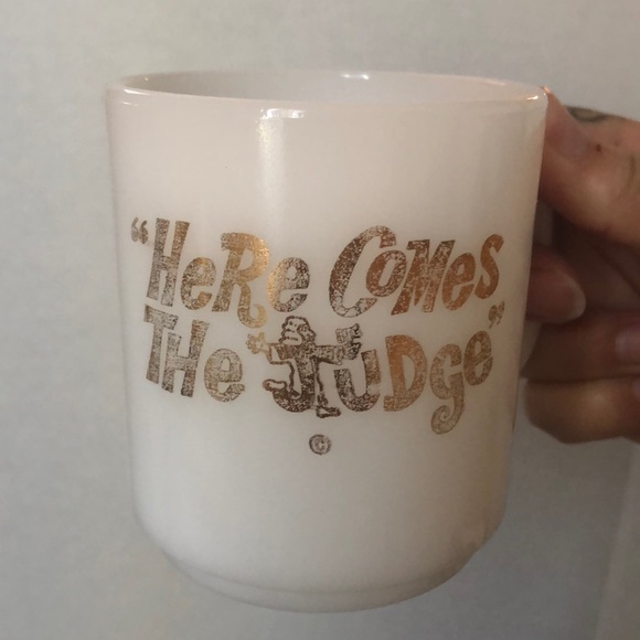 Vintage 1969 here comes the judge mug